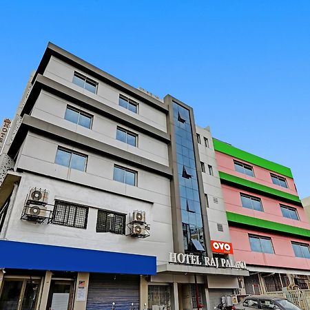 ואדודרה Collection O Hotel Raj Palace מראה חיצוני תמונה