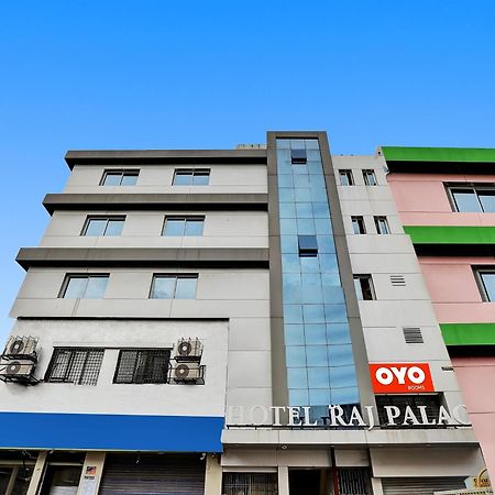 ואדודרה Collection O Hotel Raj Palace מראה חיצוני תמונה