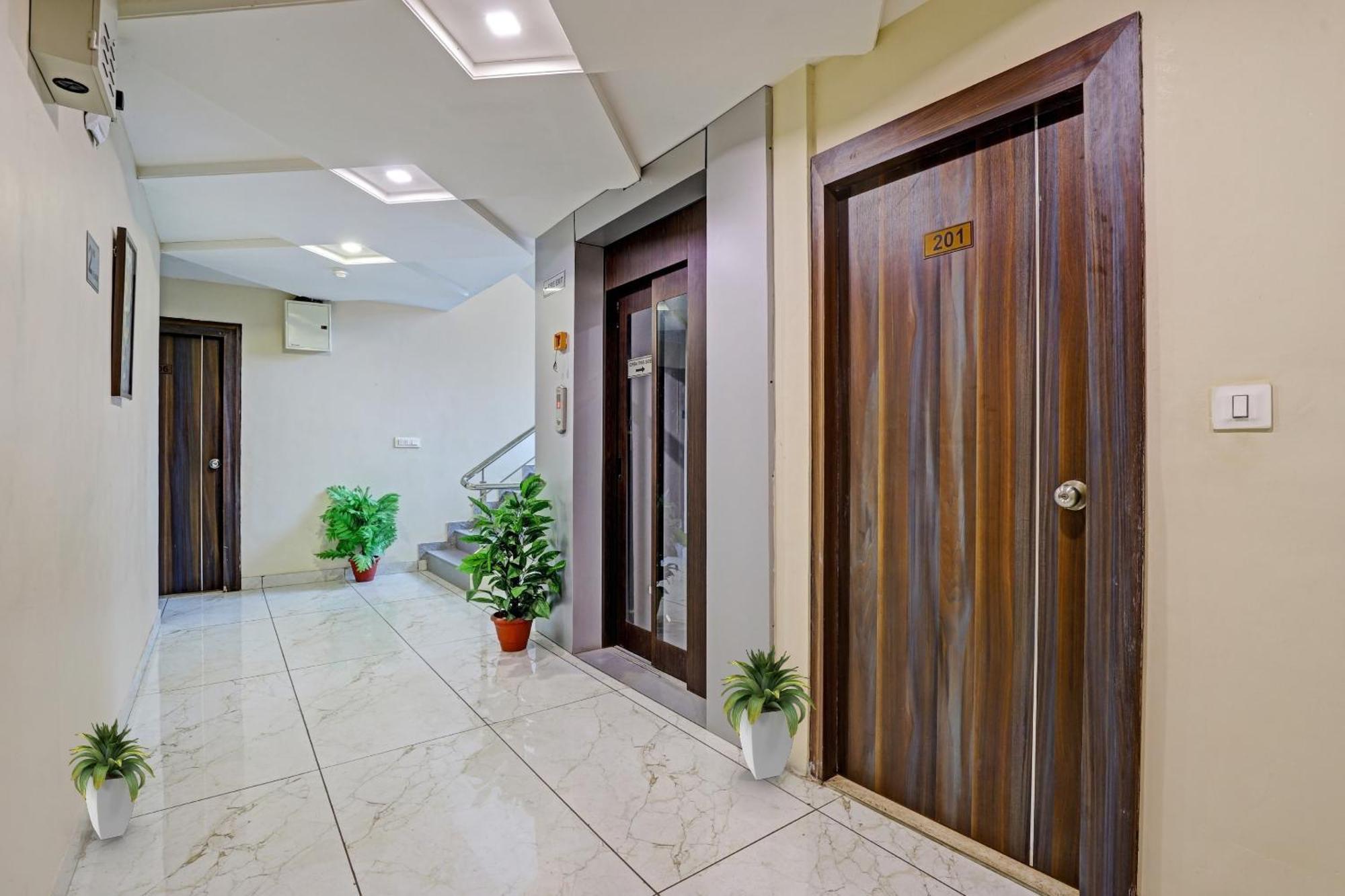 ואדודרה Collection O Hotel Raj Palace מראה חיצוני תמונה