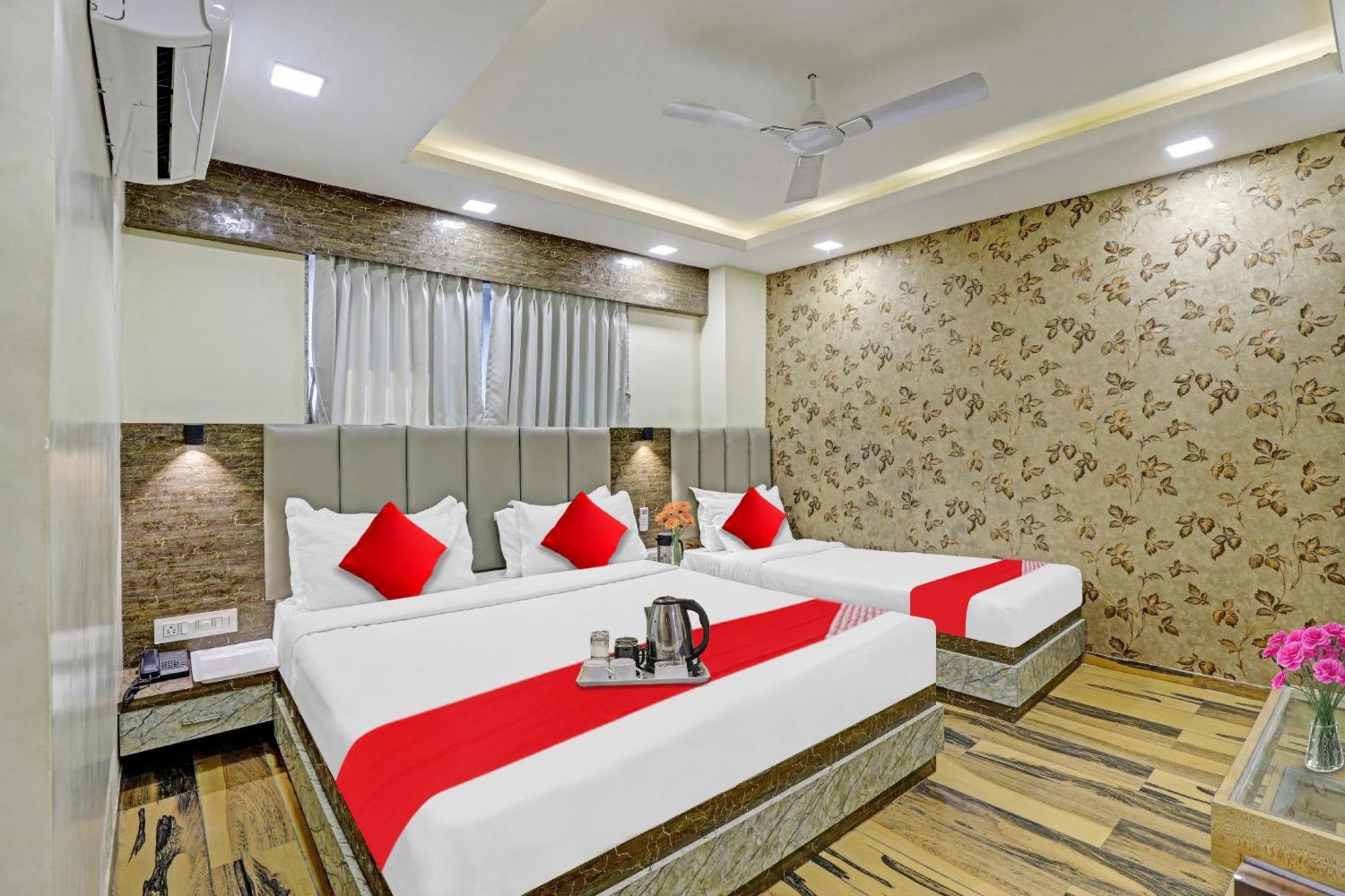 ואדודרה Collection O Hotel Raj Palace מראה חיצוני תמונה