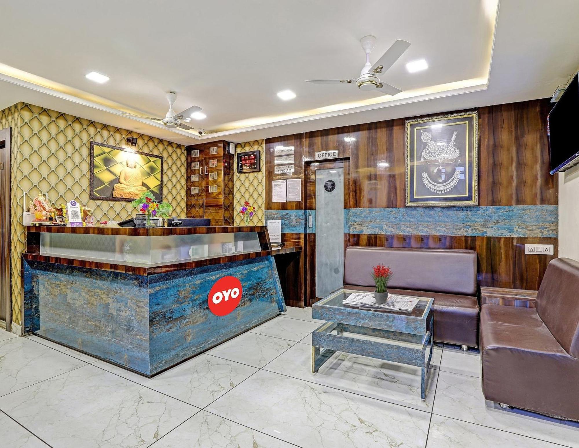 ואדודרה Collection O Hotel Raj Palace מראה חיצוני תמונה