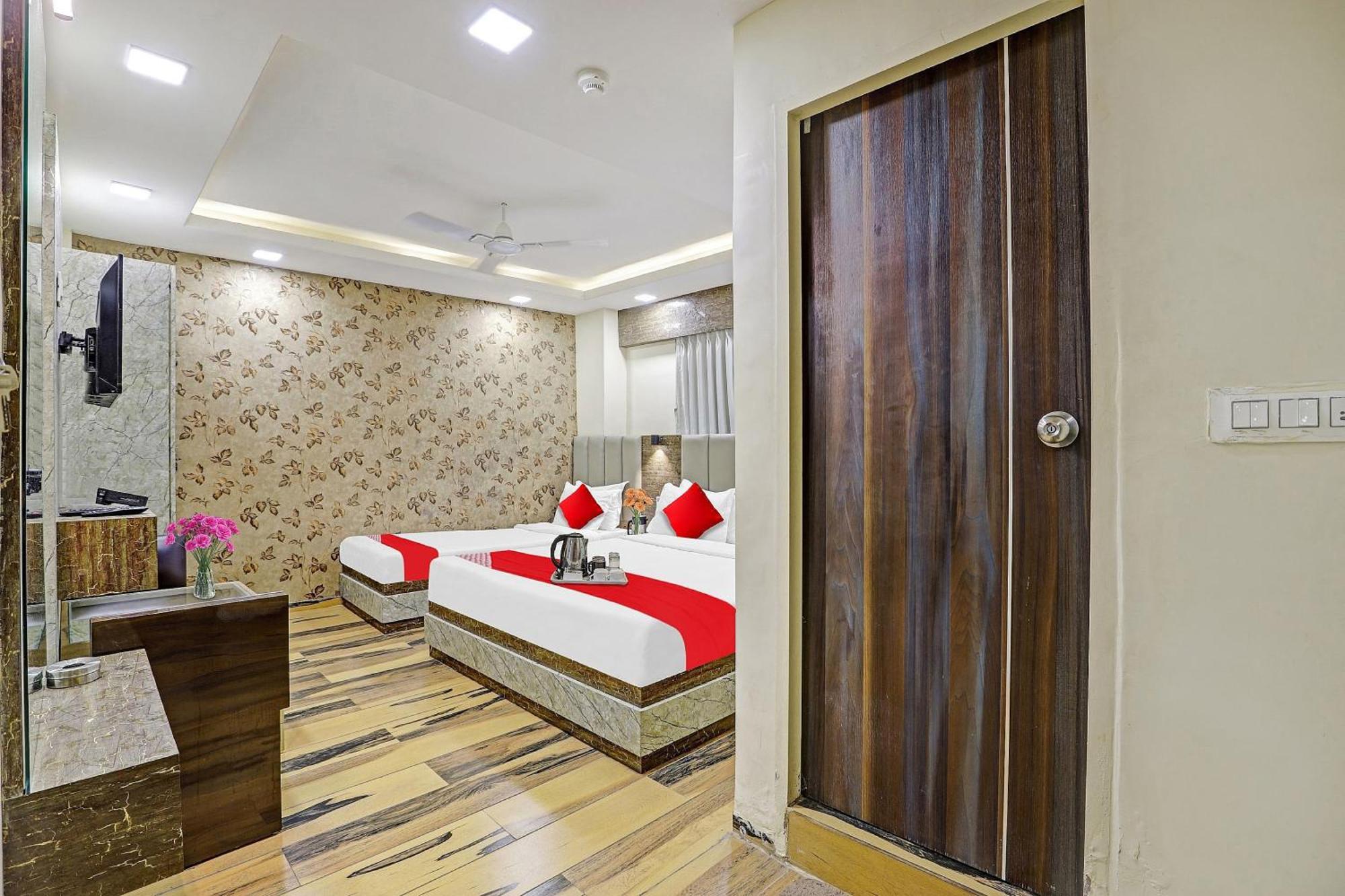 ואדודרה Collection O Hotel Raj Palace מראה חיצוני תמונה