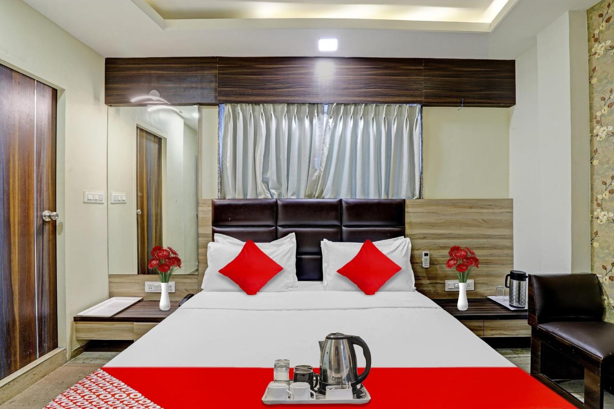 ואדודרה Collection O Hotel Raj Palace מראה חיצוני תמונה