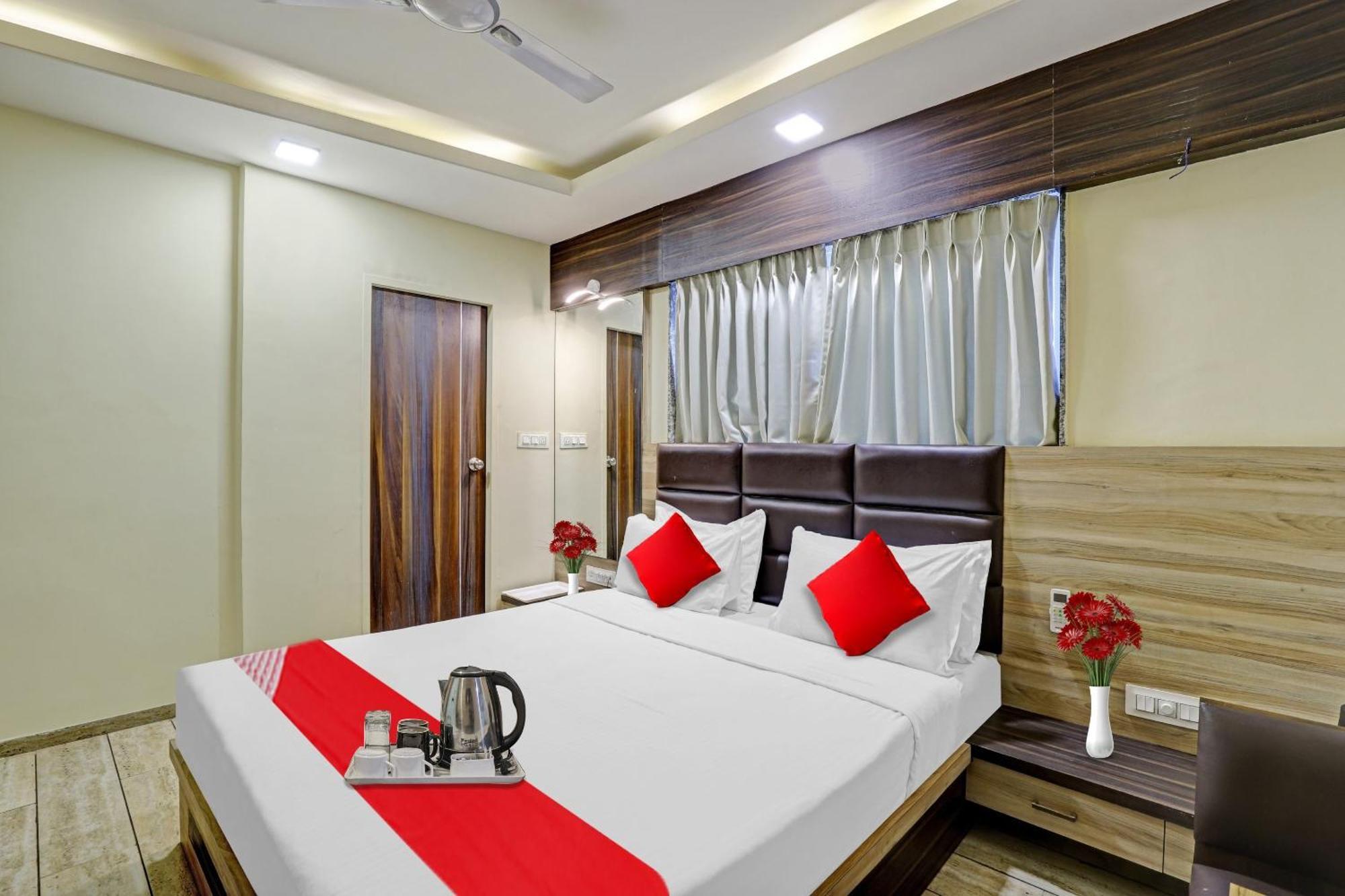 ואדודרה Collection O Hotel Raj Palace מראה חיצוני תמונה
