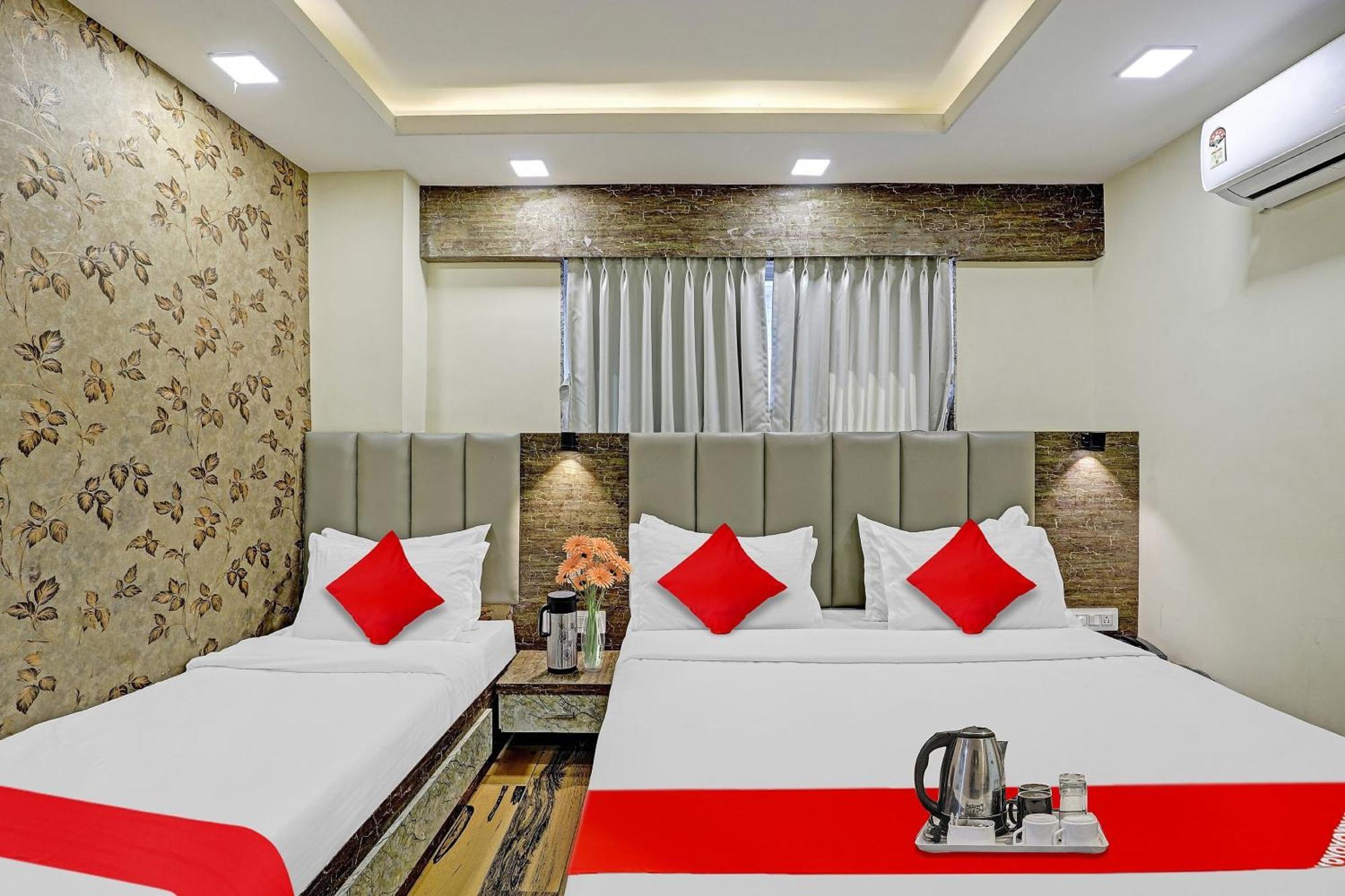 ואדודרה Collection O Hotel Raj Palace מראה חיצוני תמונה