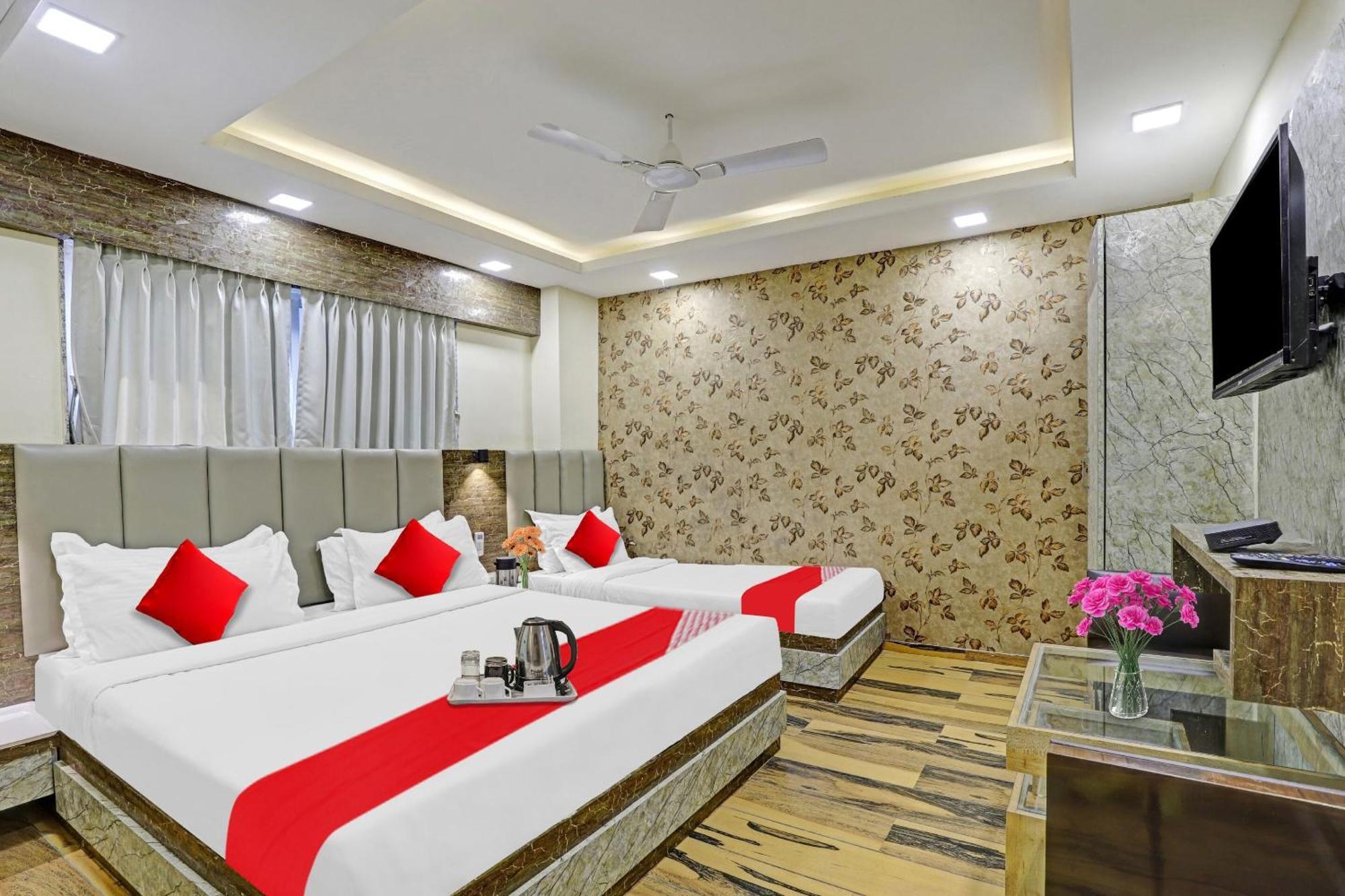 ואדודרה Collection O Hotel Raj Palace מראה חיצוני תמונה
