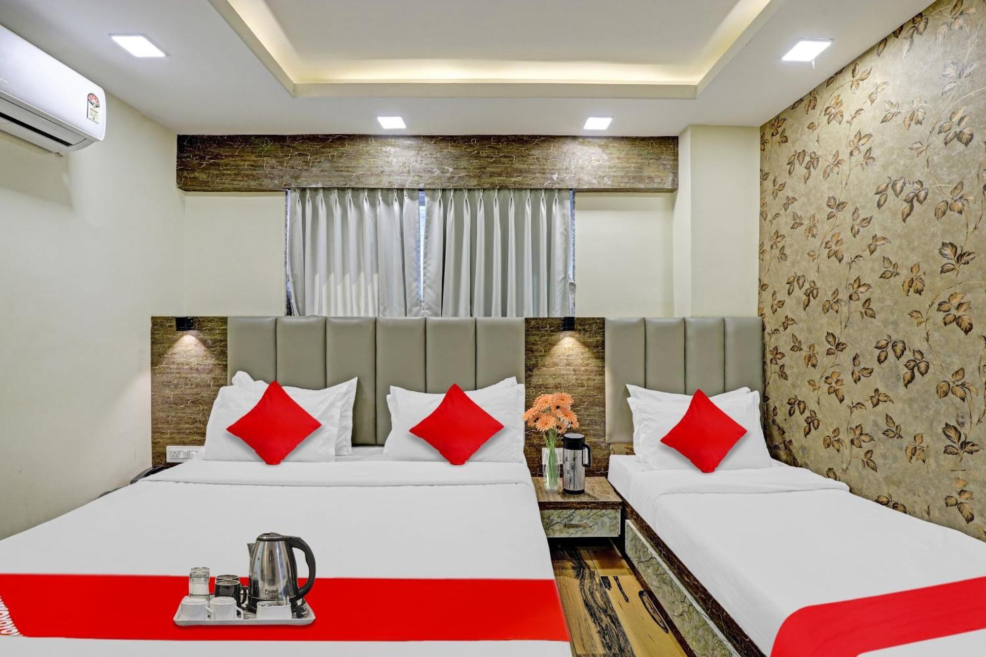 ואדודרה Collection O Hotel Raj Palace מראה חיצוני תמונה