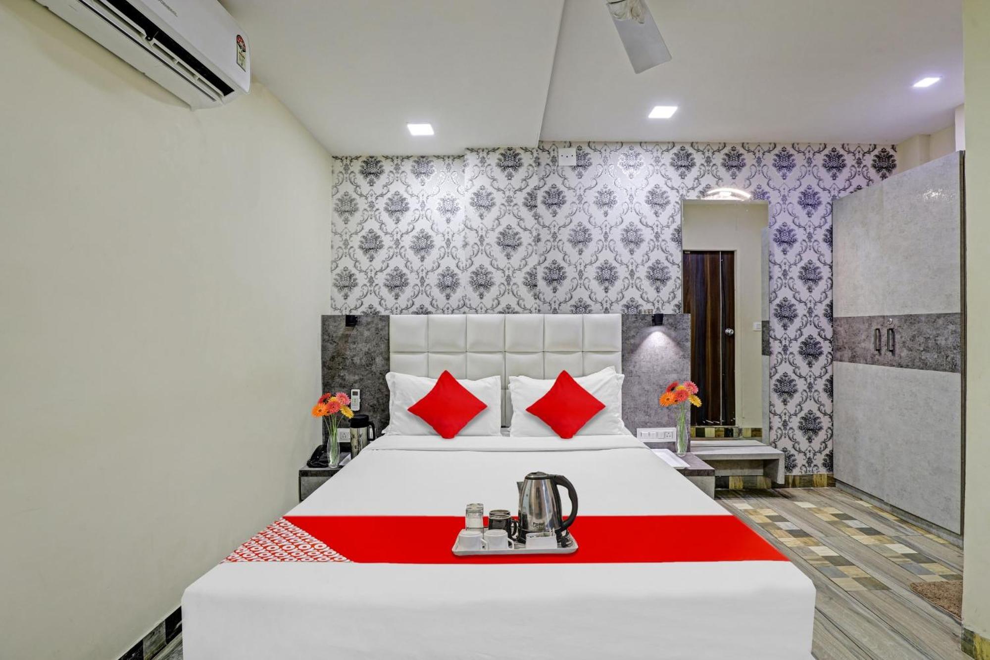 ואדודרה Collection O Hotel Raj Palace מראה חיצוני תמונה
