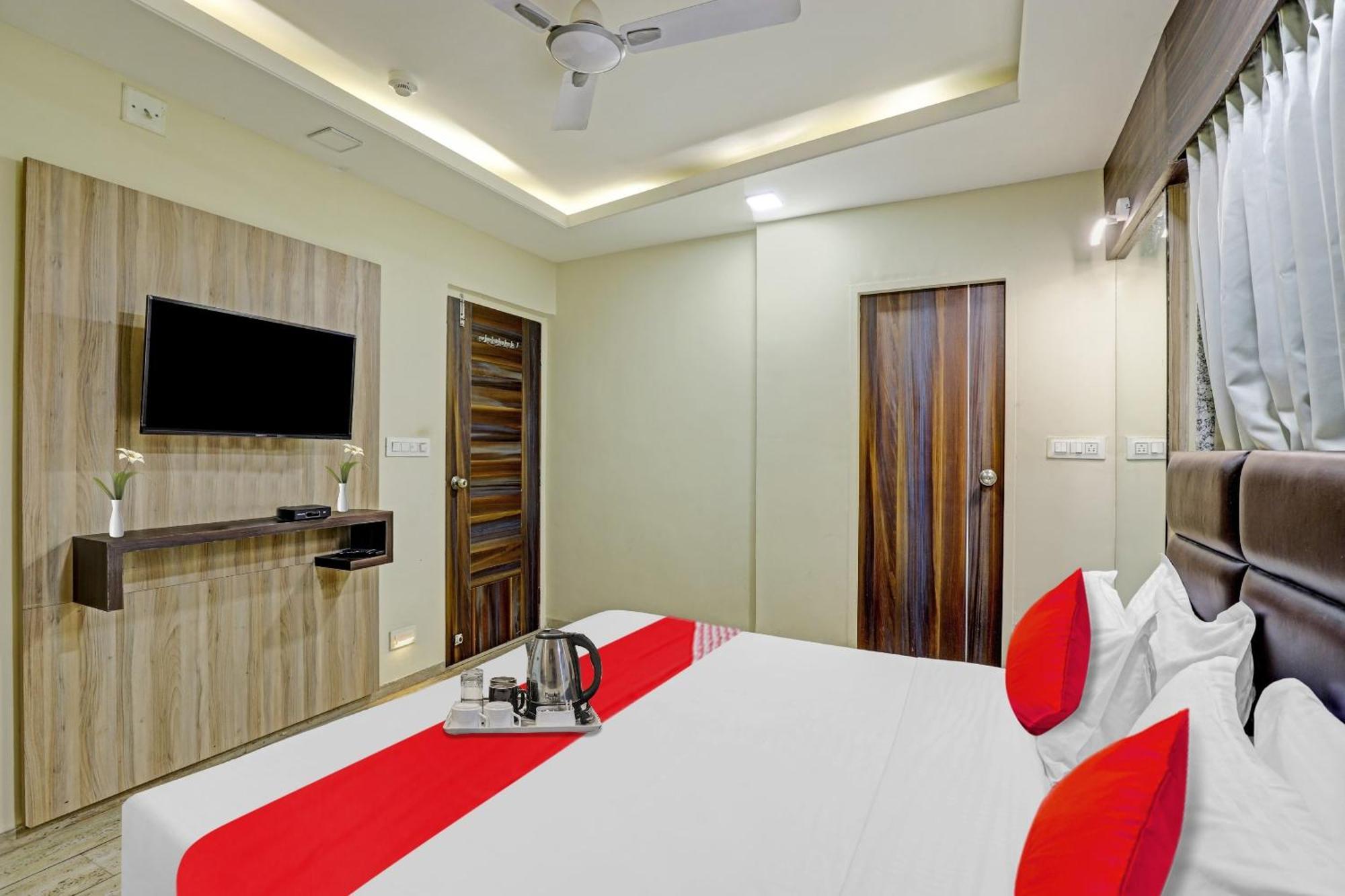 ואדודרה Collection O Hotel Raj Palace מראה חיצוני תמונה
