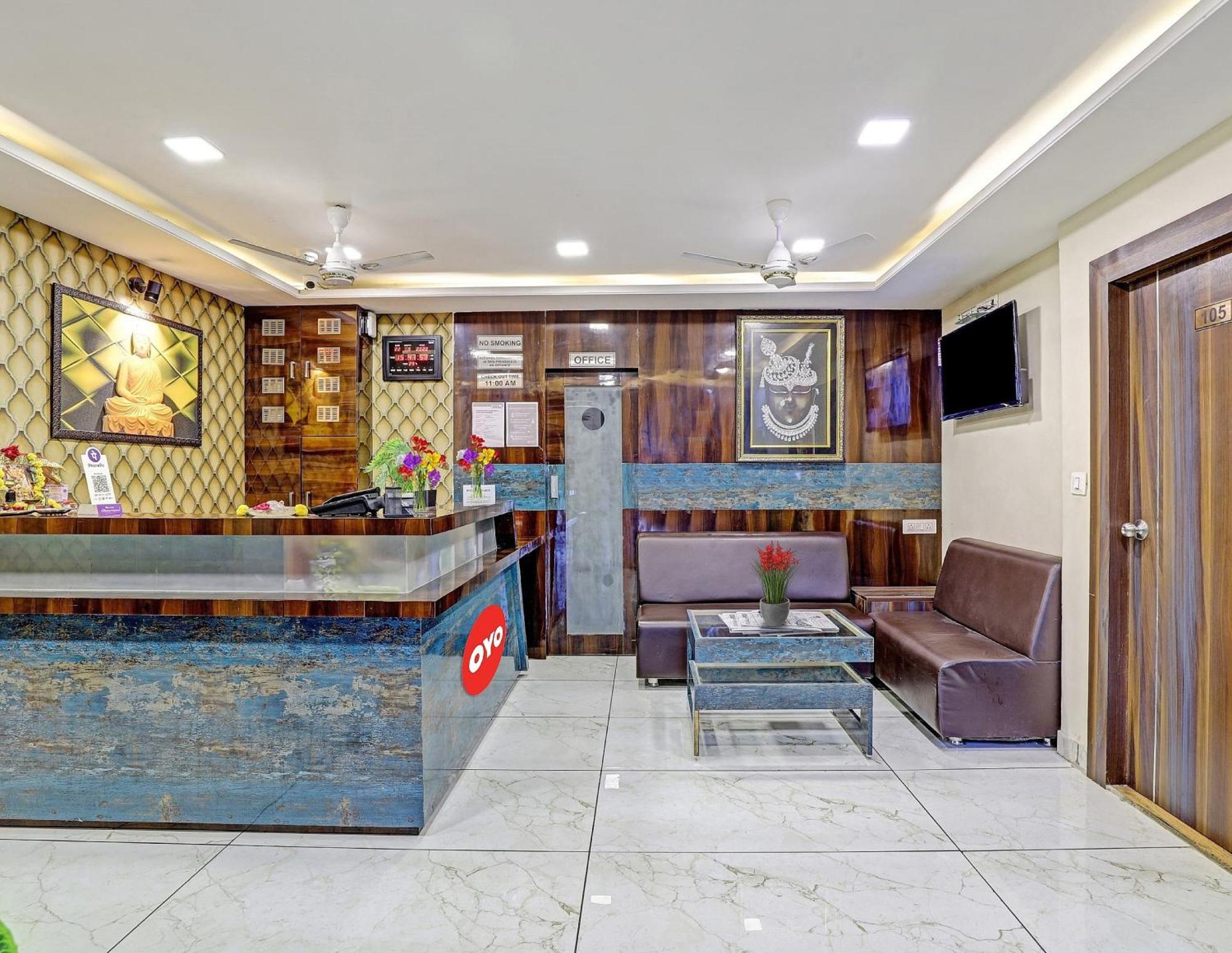 ואדודרה Collection O Hotel Raj Palace מראה חיצוני תמונה